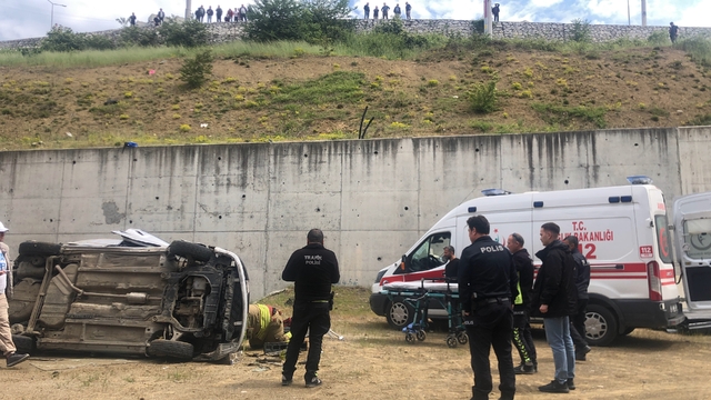 Düzce'de şarampole devrilen otomobildeki 2 kişi yaralandı