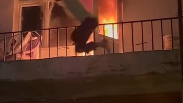 Yangına müdahale ederken alevler büyüyünce balkondan atladı