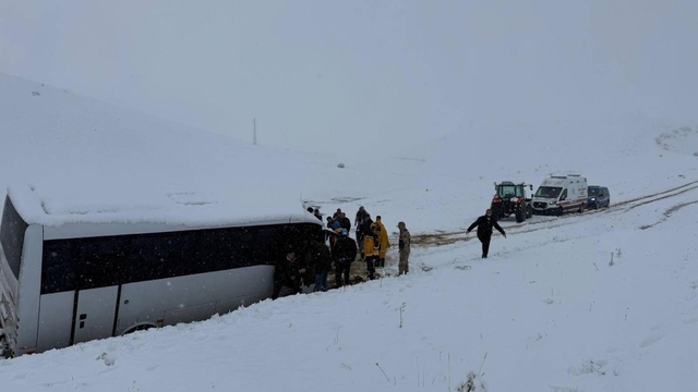 Erzurum'a mayıs ortasında kar yağdı, Trabzonlu taraftarları taşıyan otobüs yoldan çıktı (2)
