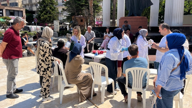 Kumluca'da hemşirelik bölümü öğrencileri vatandaşlara temel sağlık eğitimi verdi