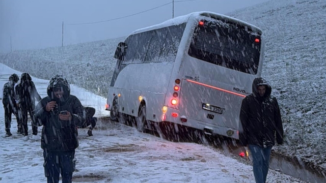 Erzurum'a mayıs ortasında kar yağdı, Trabzonspor taraftarlarını taşıyan otobüs yoldan çıktı (3)