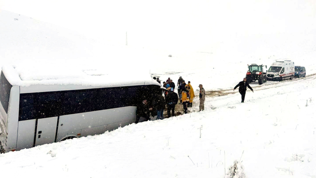 Erzurum'da kara saplanan Trabzonspor taraftarını taşıyan otobüsü jandarma kurtardı