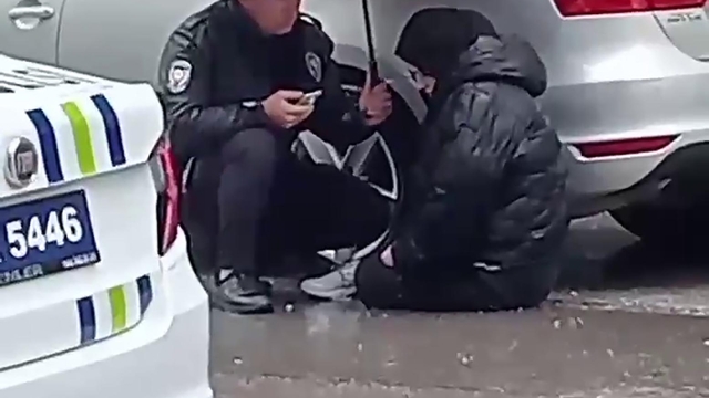 Yaralı öğrenciyi şemsiye ile yağmurdan korumaya çalışan polis: Görevimizi yaptık