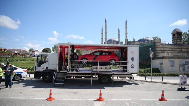 Edirne'de simülasyon aracıyla emniyet kemerinin önemi anlatıldı