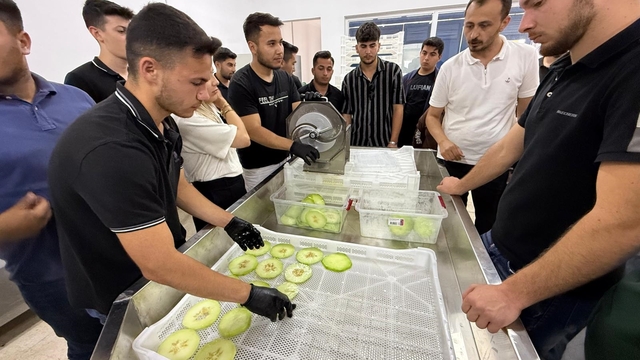 Kumluca MYO öğrencileri, yaş sebze ve meyve kurutma tesisini inceledi