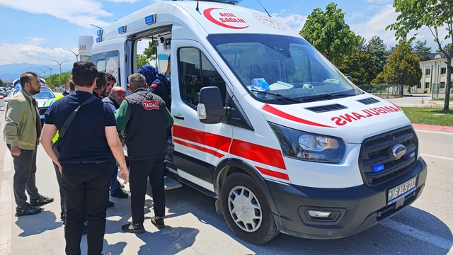 Bursa'da otomobille çarpışan elektrikli bisiklet sürücüsü yaralandı