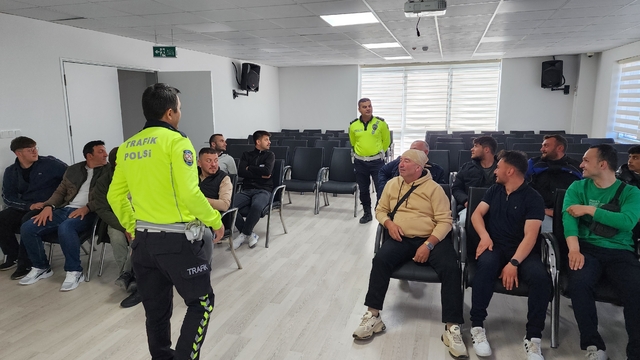 Suluova'da motosikletli kuryelere güvenli motosiklet sürüş eğitimi verildi