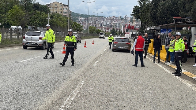 Giresun'da engelliler polislerle birlikte sürücülere broşür dağıttı
