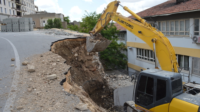 Yol ve istinat duvarı, okulun bahçesine çöktü