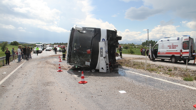 Konya'da yolcu otobüsü devrildi, 13 kişi yaralandı
