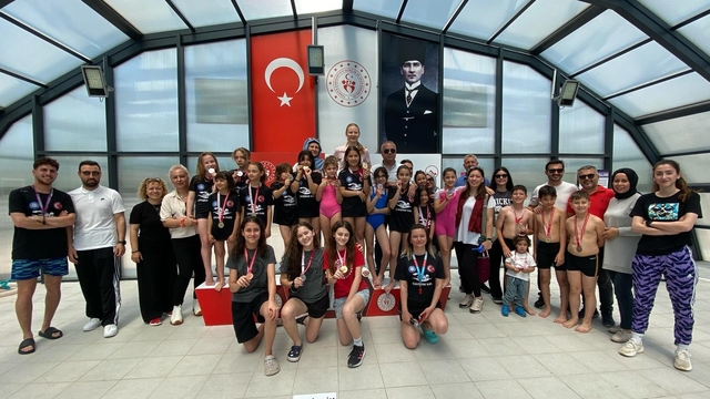 Kumluca'da Gençlik Haftası Yüzme Şenliği yapıldı
