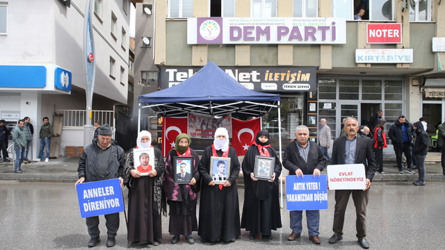 Muş'ta evlatlarına kavuşmak için eylem yapan aileler "Terörsüz Türkiye" sürecinden memnun