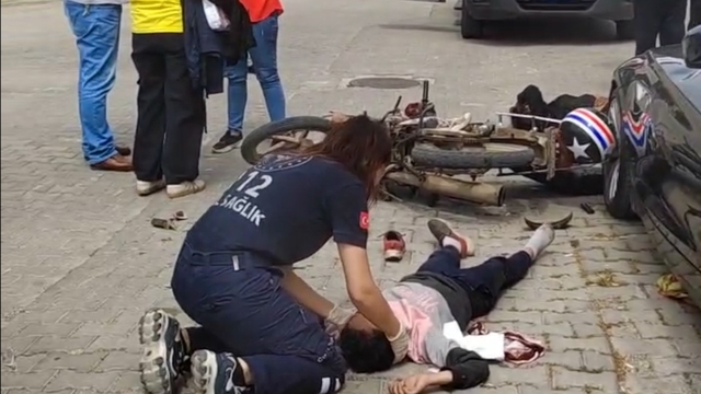 Balıkesir'de motosiklet ile otomobilin çarpıştığı kazada 3 kişi yaralandı