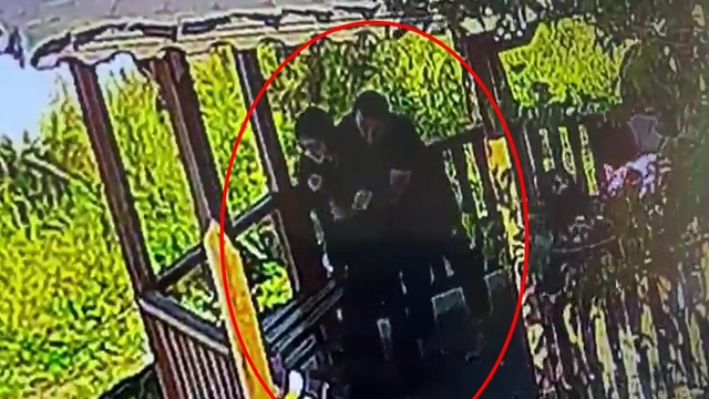 Nefes borusuna yabancı cisim kaçan öğrencisini, Heimlich manevrasıyla kurtardı