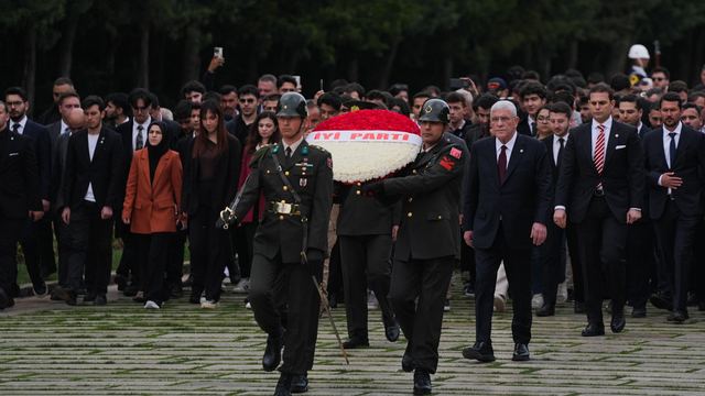 İYİ Parti Genel Başkanı Dervişoğlu, gençlerle Anıtkabir'i ziyaret etti
