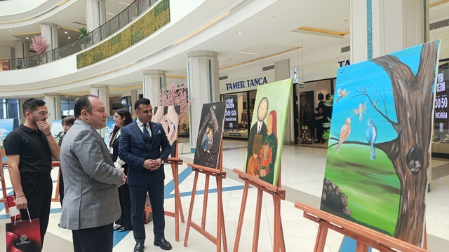 Erzurum'da lise öğrencilerinin "Aile Temalı" ödüllü resimleri sergilendi