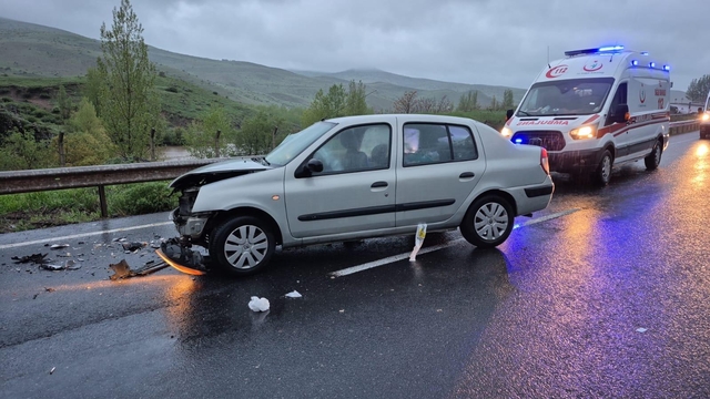 Erzincan'da iki otomobil çarpıştı, 4 kişi yaralandı