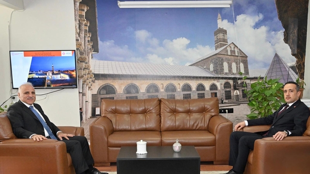 Diyarbakır Valisi Zorluoğlu, Vakıflar Bölge Müdürü Demir'i ziyaret etti