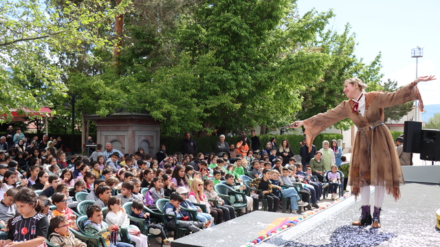 Devlet Tiyatrolarının raylar üzerindeki tiyatrosu "Vagon Sahne" Erzincan'da çocuklarla buluştu