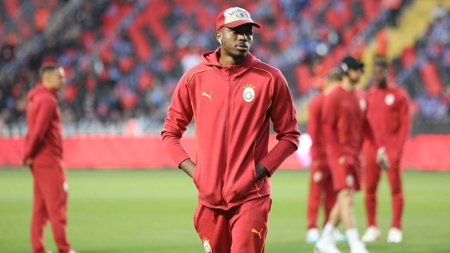 Trabzonspor ve Galatasaray oyuncuları zemini incelemeye çıktı
