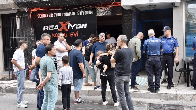 Antalya'da "korku evi"nde çıkan yangında 3 kişi dumandan etkilendi