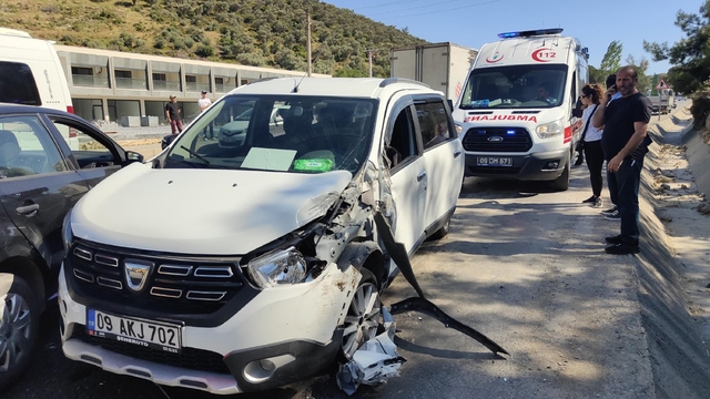 Sürücü direksiyon başında rahatsızlandı, otomobil 3 araca çarparak durabildi: 1 yaralı