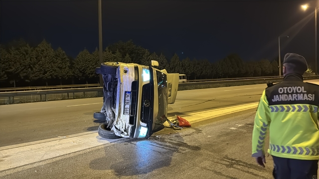 TEM Otoyolu İzmit geçişinde bariyere çarpan minibüs devrildi; 1 yaralı