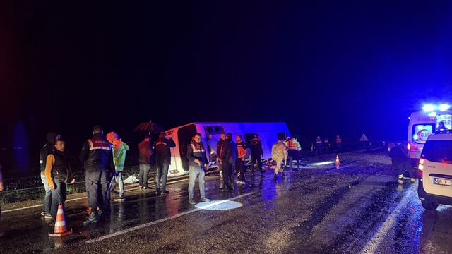 Kahramanmaraş'ta düzensiz göçmenleri taşıyan minibüs devrildi, 1 kişi ölü, 22 kişi yaralandı