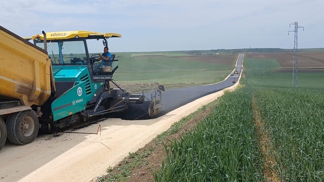 Edirne'de köy yollarında sıcak asfalt çalışmaları sürüyor