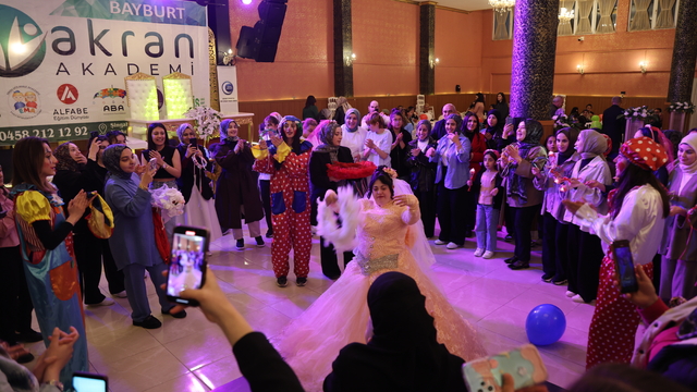 Bayburt'ta down sendromlu kızın gelinlik hayali gerçek oldu