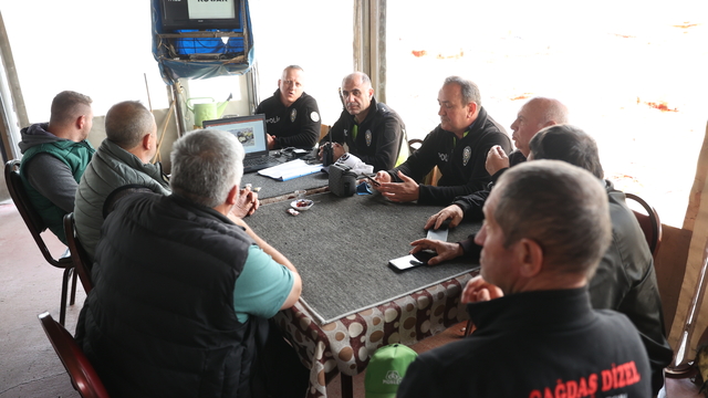 Kırklareli'nde hasat öncesi biçerdöver sürücüleri trafik kuralları konusunda bilgilendirildi