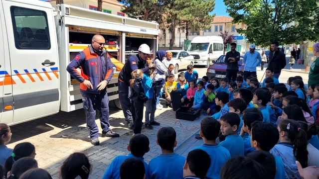 Göynücek'te ilkokul öğrencilerine ''Afet Farkındalık Eğitimi'' verildi