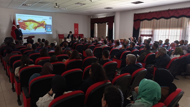 Ulaş'ta "Türkiye'de Deprem Gerçeği ve Afet Eğitimi" semineri düzenlendi