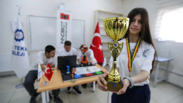 Vanlı öğrencilerin robot kol projesi, 42 ülkenin katıldığı yarışmada birinci oldu