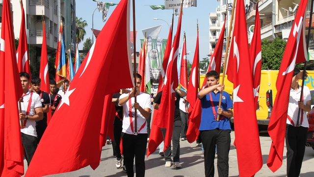 Serik'te Gençlik Haftası ve Aile Yılı dolayısıyla yürüyüş yapıldı