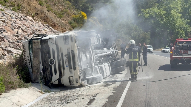 Antalya'da devrilen zift yüklü tırın sürücüsü ağır yaralandı