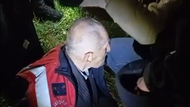 Kayıp olarak aranırken ormanda bulundu; jandarma üşememesi için yelek ve beresini verdi