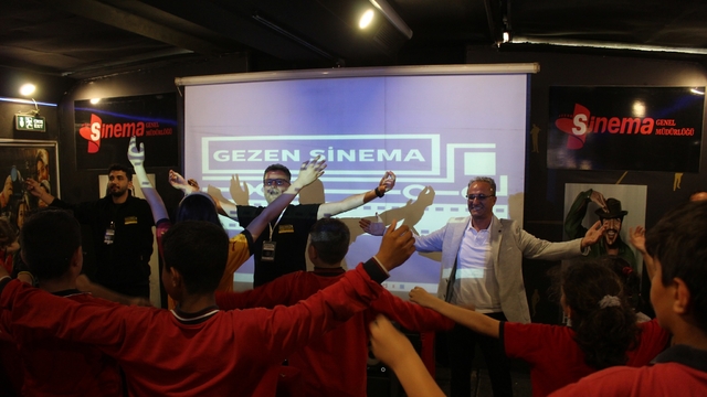 Ağın'da çocuklar "Gezen Sinema Tırı" ile film keyfi yaşadı