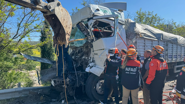 Uşak'ta 2 tır ve otomobil çarpıştı, 1 kişi yaralandı