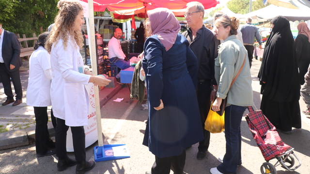 Tekirdağ'da pazara gelen vatandaşların "kiloları kontrol" edildi