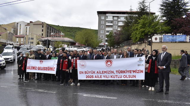 Van ve Bitlis'te Aile Haftası kapsamında yürüyüş düzenlendi