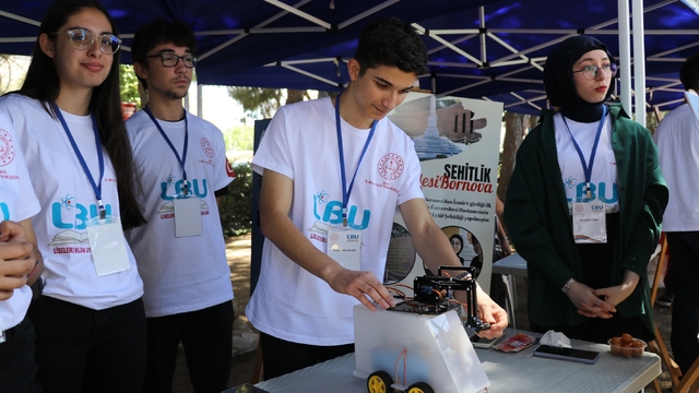 İzmir'de lise öğrencilerinin bilimsel çalışmaları sergilendi