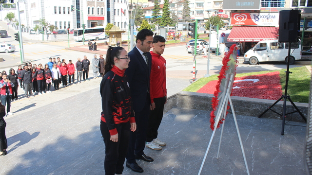 Tosya ilçesinde Gençlik Haftası çelenk sunma töreniyle başladı
