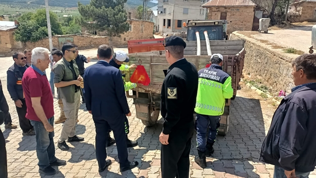 Konya'da traktör sürücülerine reflektör dağıtıldı