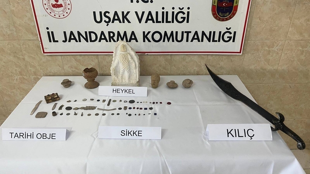Uşak'ta bir evde 60 tarihi obje ele geçirildi