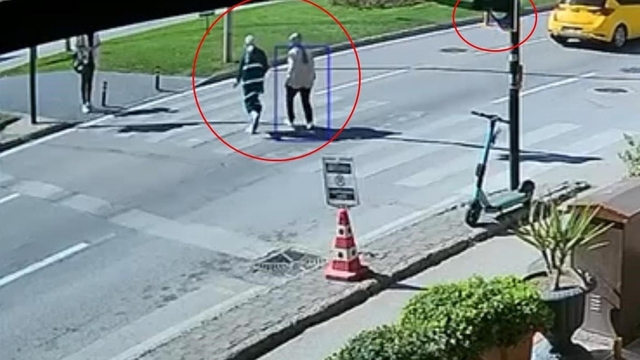 Motosikletin çarptığı yaya ağır yaralandı; kaza kamerada