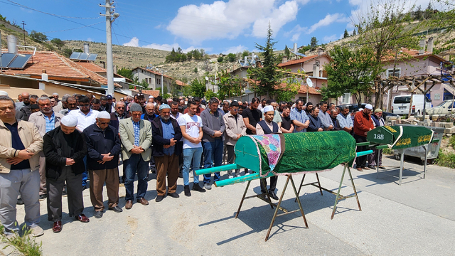 Dumandan zehirlenen çift toprağa verildi