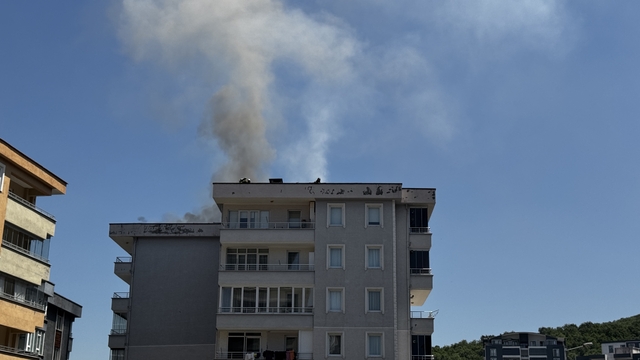 Bursa'da 6 katlı binanın çatısında çıkan yangın söndürüldü