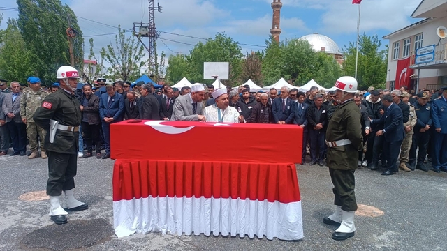 Şehit uzman çavuş son yolculuğuna uğurlandı