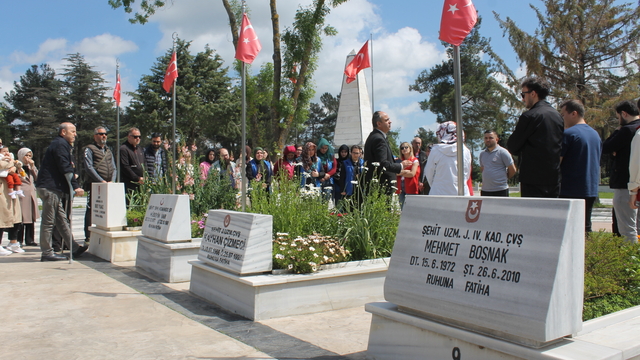 Bafra'da genç gönüllüler şehitliği ziyaret etti